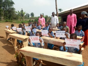 Pupitres para alumnos/as de San José Calasanz de Tchoum en Bamendjou