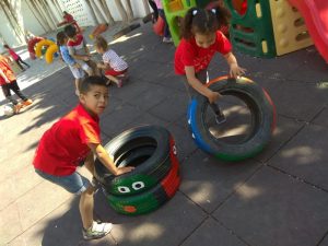 Decoración de las ruedas del patio de infantil pintadas por alumnos/as de secundaria