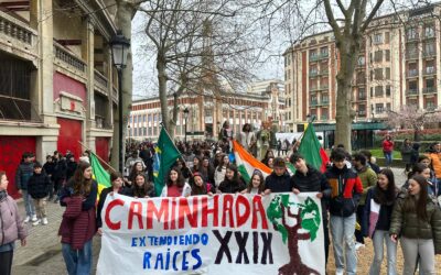 La XXIX Caminhada reúne a cientos de personas en Pamplona en torno a nuestra campaña “25 años extendiendo raíces”
